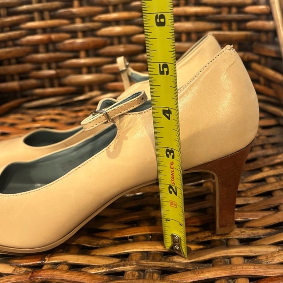 Etienne Aigner Cream Heels with Wooden Block Heel in size 10. Great condition! - Picture 5 of 15